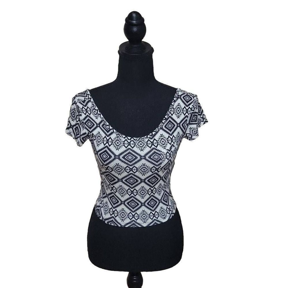 Noelle Short Sleeve Scoop Neck Crop Top